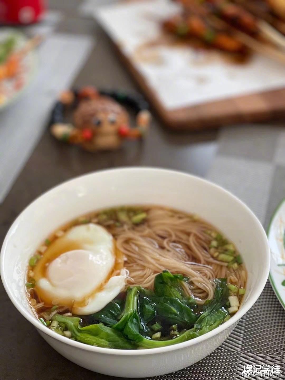林依轮|林依轮晒照为自己庆生,火锅蛋糕太逼真,模特妻子罕见露面