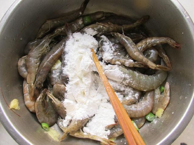 香酥虾外酥里嫩，口感极好