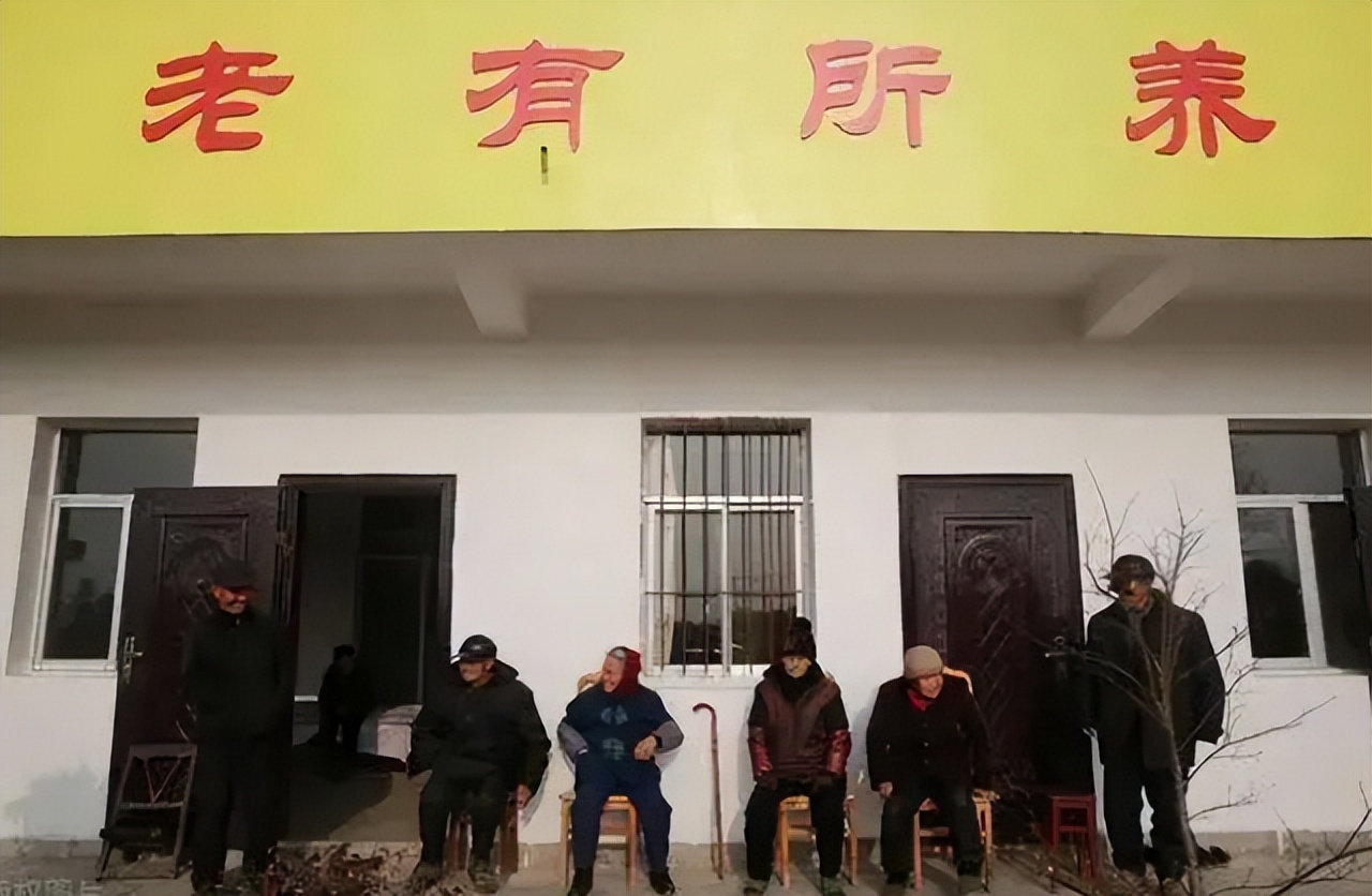 单身大爷借住邻居家32年,只干活不要工钱,邻居:我给他养老送终