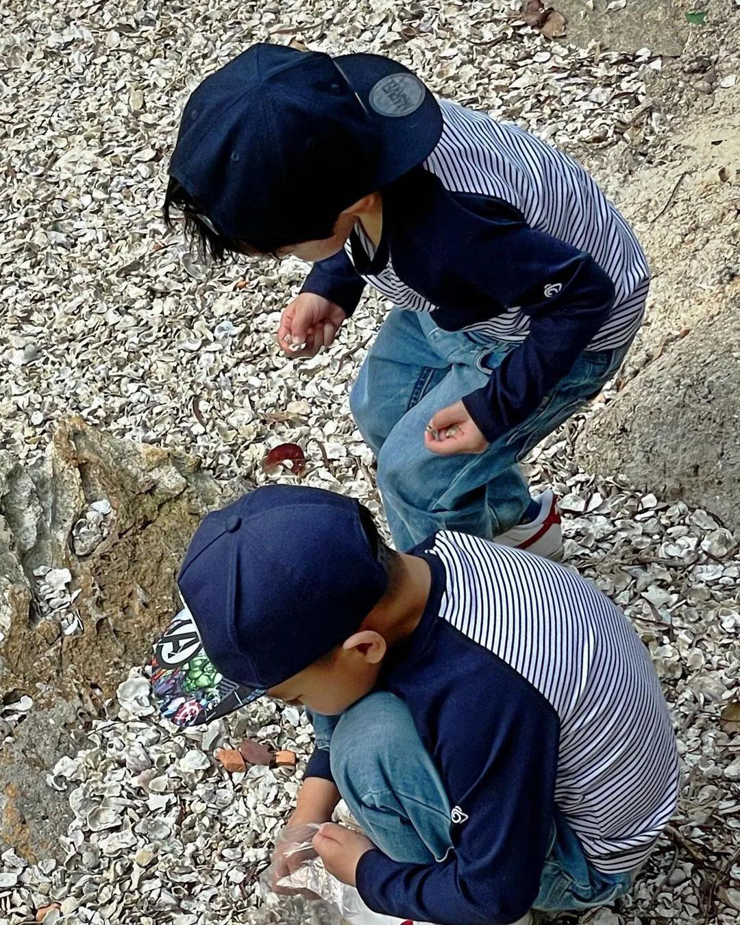 胡杏儿|胡杏儿夫妇带俩儿子去捡贝壳，亲子活动温馨有爱，奕霖累到走不动