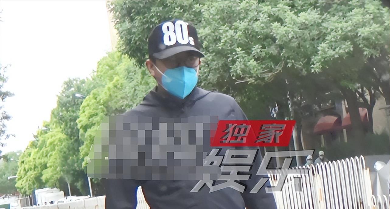 王学兵|50岁王学兵现状曝光显落魄，带儿子在路边买水果，嫌太贵不停砍价