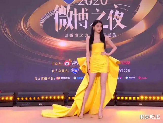 关晓彤|关晓彤丑衣服真多，老气肥胖暴露缺陷，反其道收获人气？