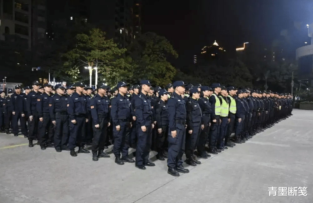 20年,东北民房藏4.2亿假币,机器不断“吐钱”中,场面极度震撼