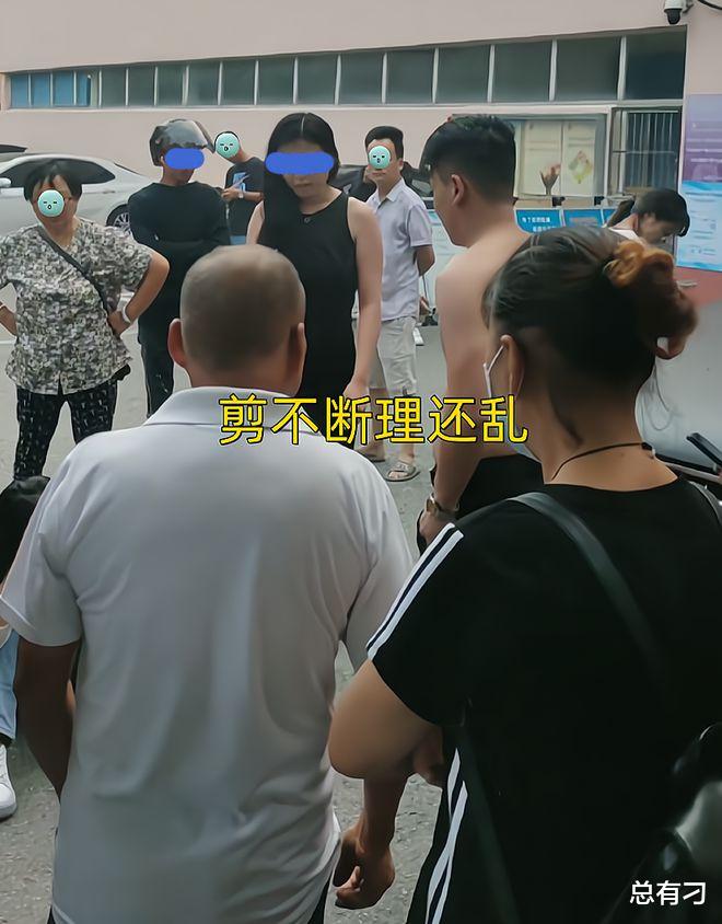 ?江苏:前妻和现任大打出手,男子无奈站一旁,剪不断理还乱