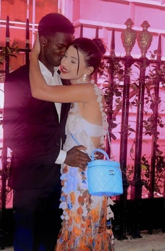 菲比|比尔·盖茨小女儿：和男友秀恩爱，黑人小伙一口大白牙，笑容诡异