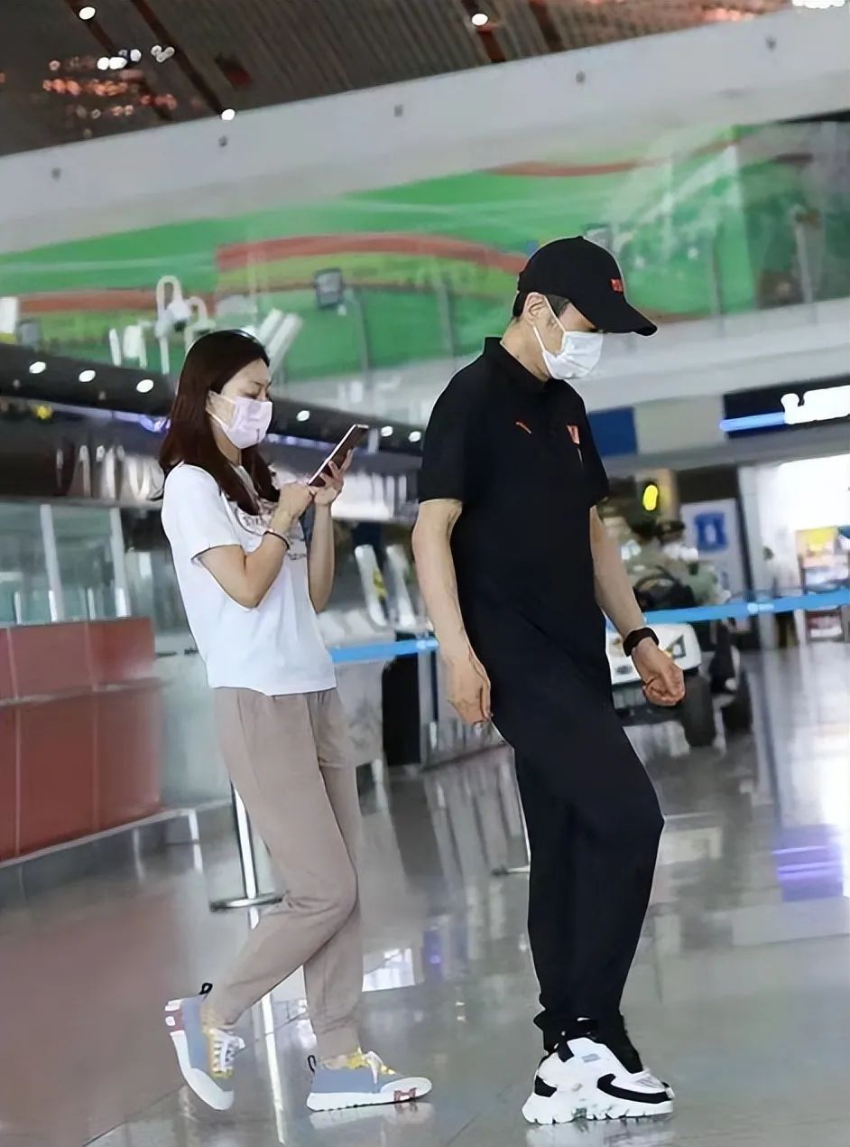 张艺谋|张艺谋72岁宝刀未老,穿一万潮鞋健步如飞,娇妻在后面都有点跟不上了