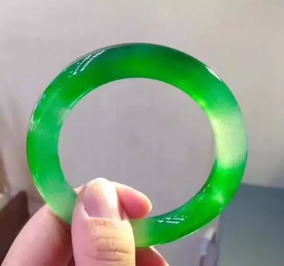 |“神仙难断寸玉”!赌石中,什么样的翡翠皮壳容易出高货?