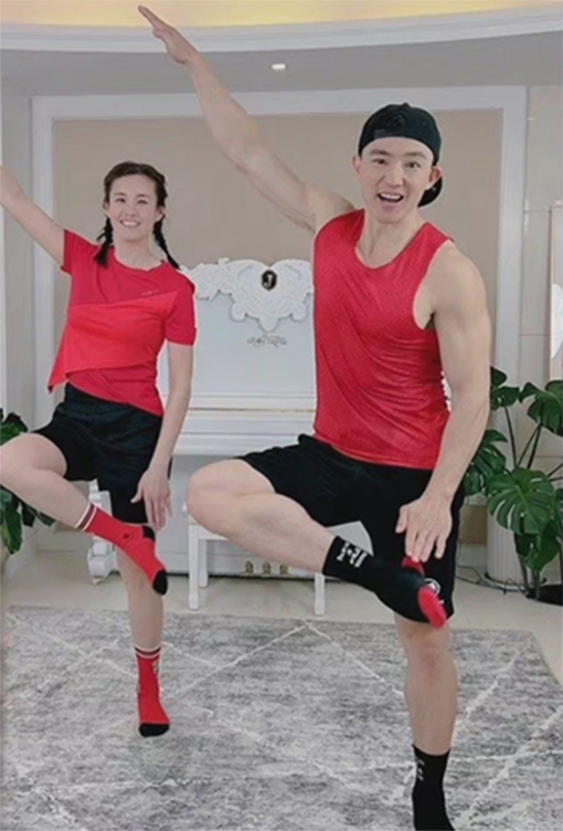 刘畊宏|刘畊宏自编《本草纲目》版毽子操太暴汗了，精准踩点，动感十足