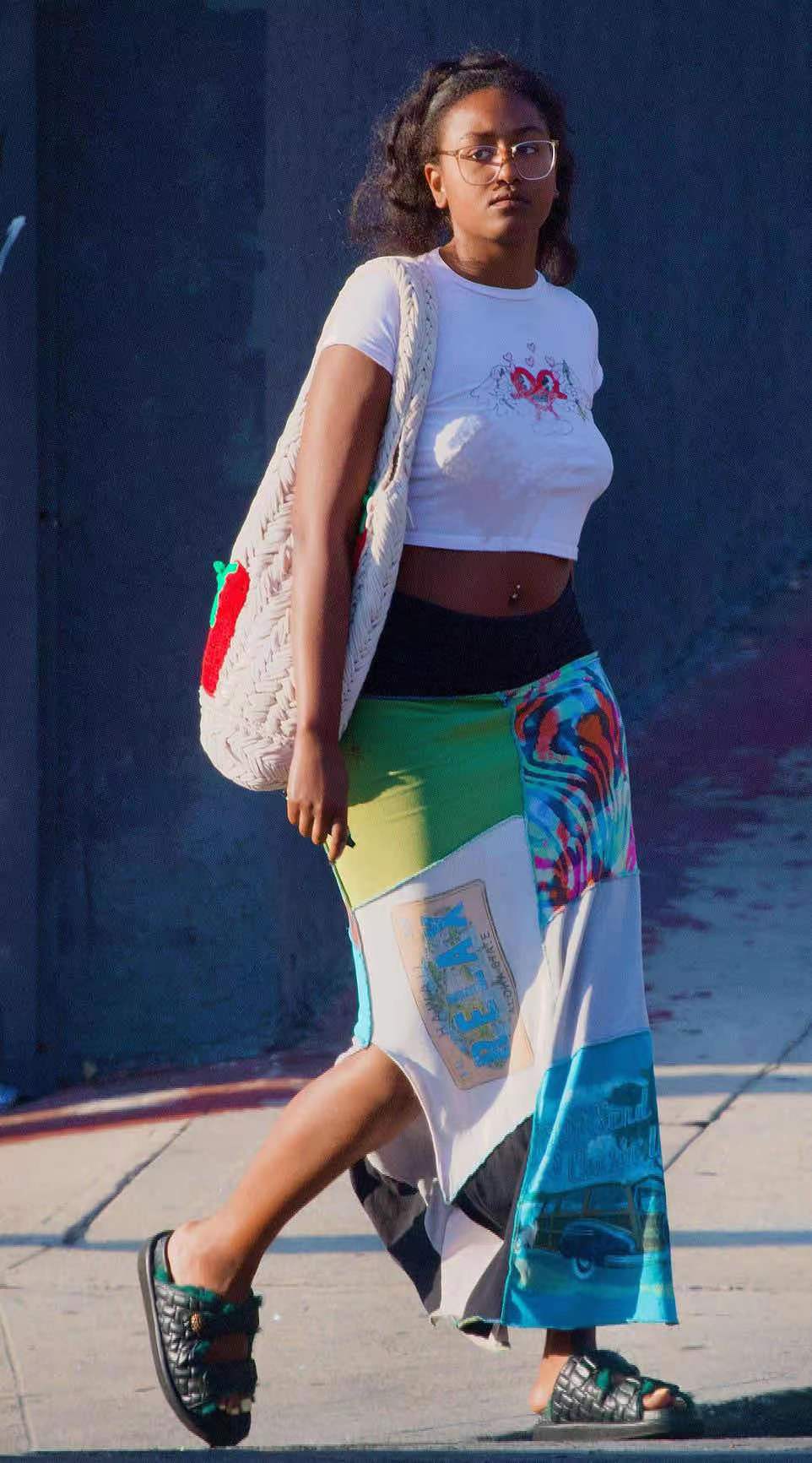 奥巴马小女儿才21岁就这么显老！最新出街吊带内搭空气，身材丰腴