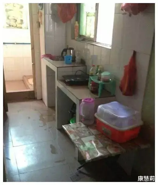 心酸!一家三口广州220元的出租房,厕所在厨房里,谁住过这种?