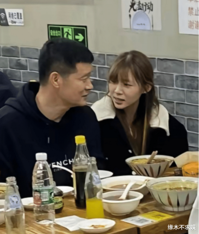 痞幼男友被扒:50岁离异有儿子、名下5家公司,更多正面照曝光!