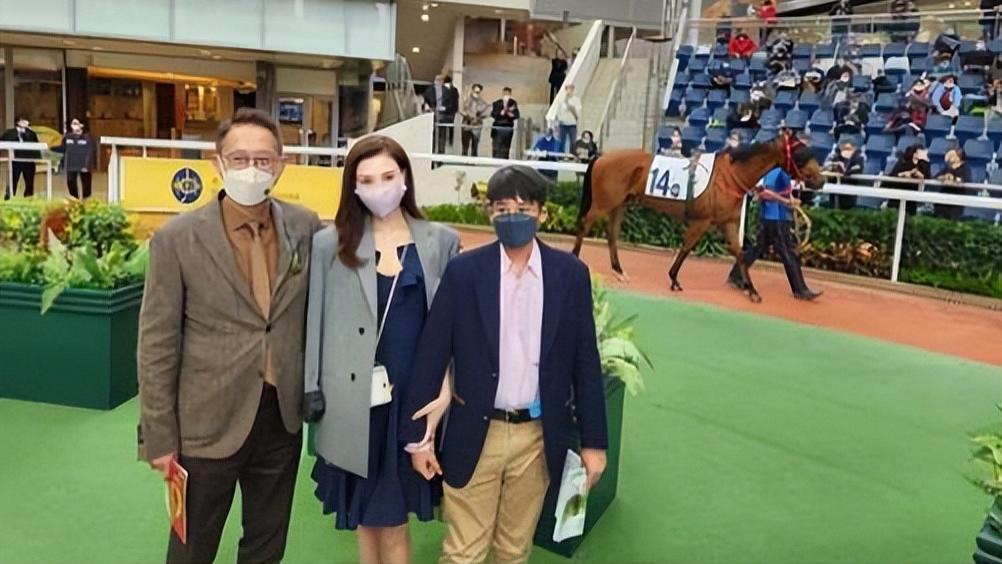 李嘉欣|许晋亨和李嘉欣一家三口赛马，儿子许建彤牵着妈妈的手帅气十足