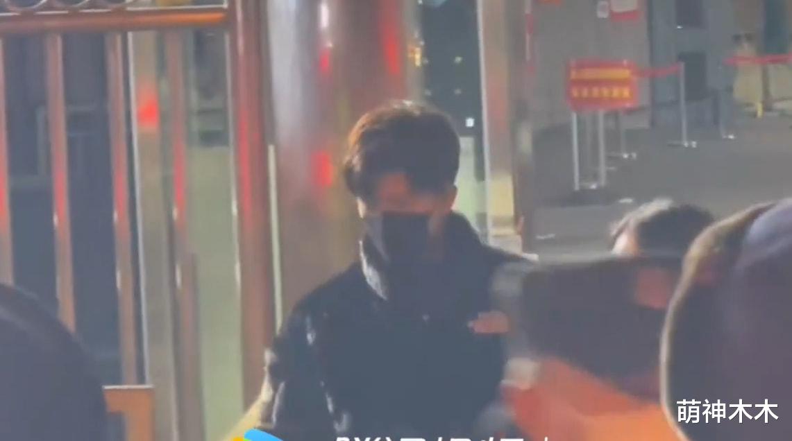 春晚|春晚最后一次联排结束，众星深夜下班，赵丽颖穿红色大衣明媚动人