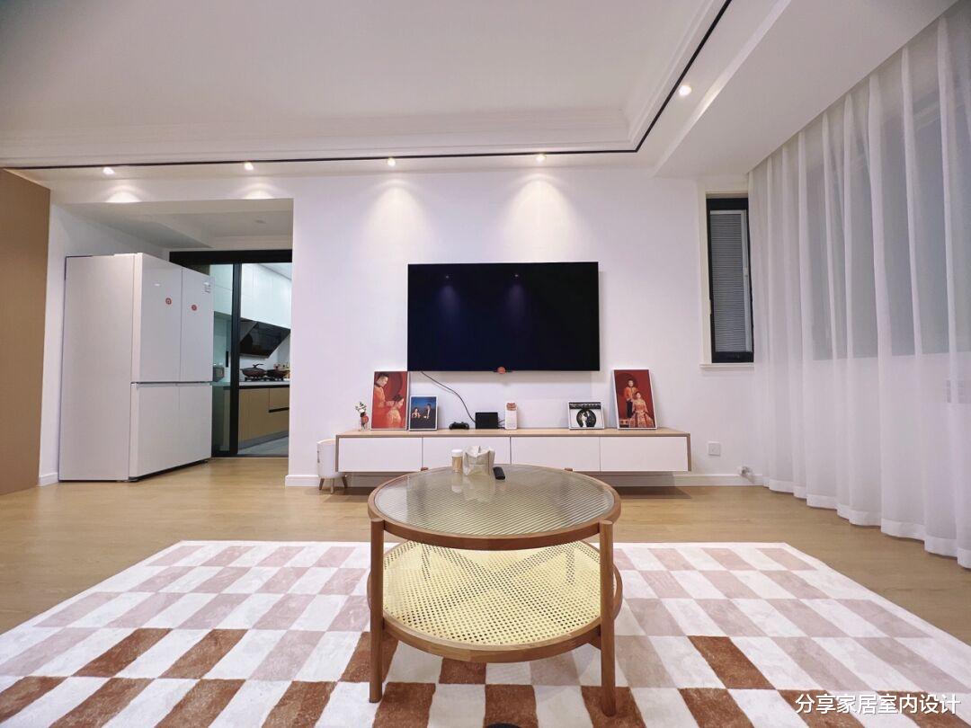 她家原木风的新房子,入住一周的时间很满意,不做电视墙太舒服啦