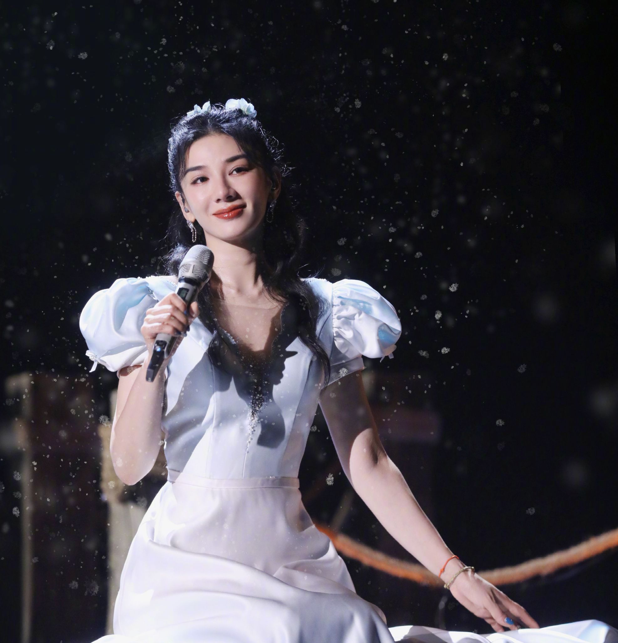 黄奕|44岁黄奕惊艳回归！穿公主裙登台献唱，《浪姐3》舞台梦回李玉湖