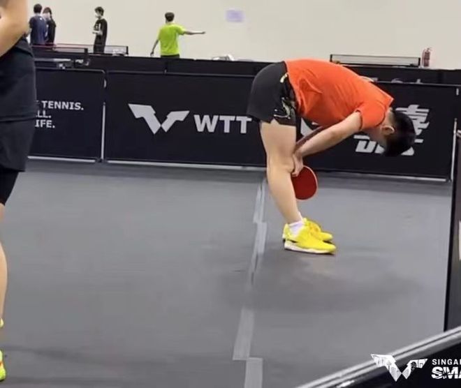 孙颖莎|大满贯签表出炉！国乒2大猛将首轮内战，孙颖莎苦练，累到蹲地上