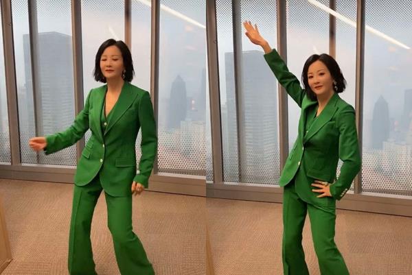 热舞|三料影后陶红穿低胸西装热舞，裤子太长不合身，52岁至今未婚