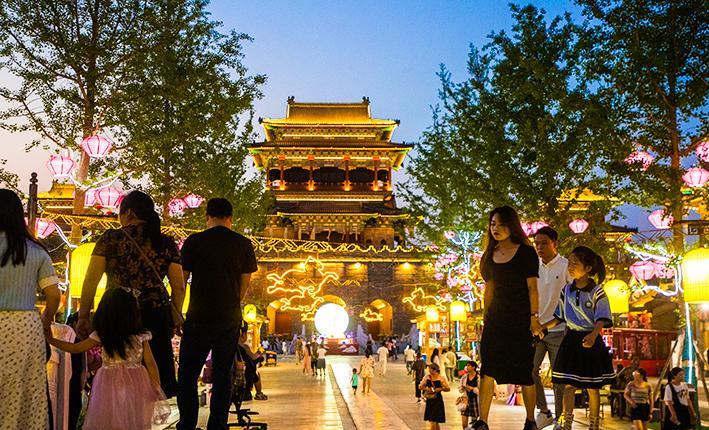 驻马店|夕照皇家驿站气势恢宏，夜幕降临灯火璀璨，避暑纳凉人流如织
