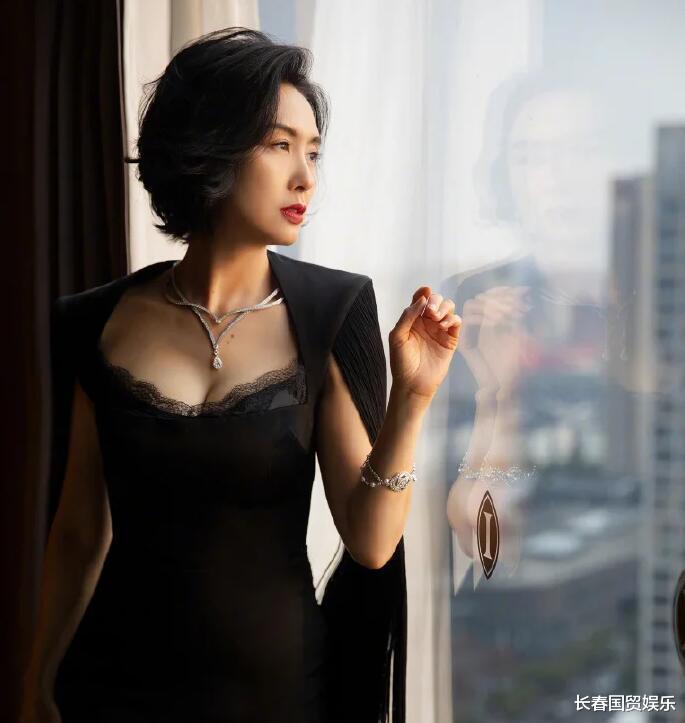 朱茵|朱茵11岁时青涩照被挖，五官精致清纯甜美气质好，被赞从小美到大