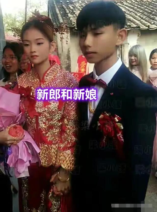 海南一对新人结婚,新郎新娘稚嫩得像初中生,网友:成年了吗?