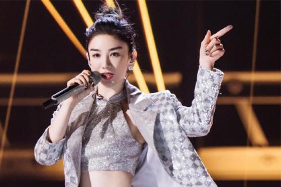 黄奕|王心凌队三公获得第一名，黄奕吊威亚落地自责，发长文告别舞台