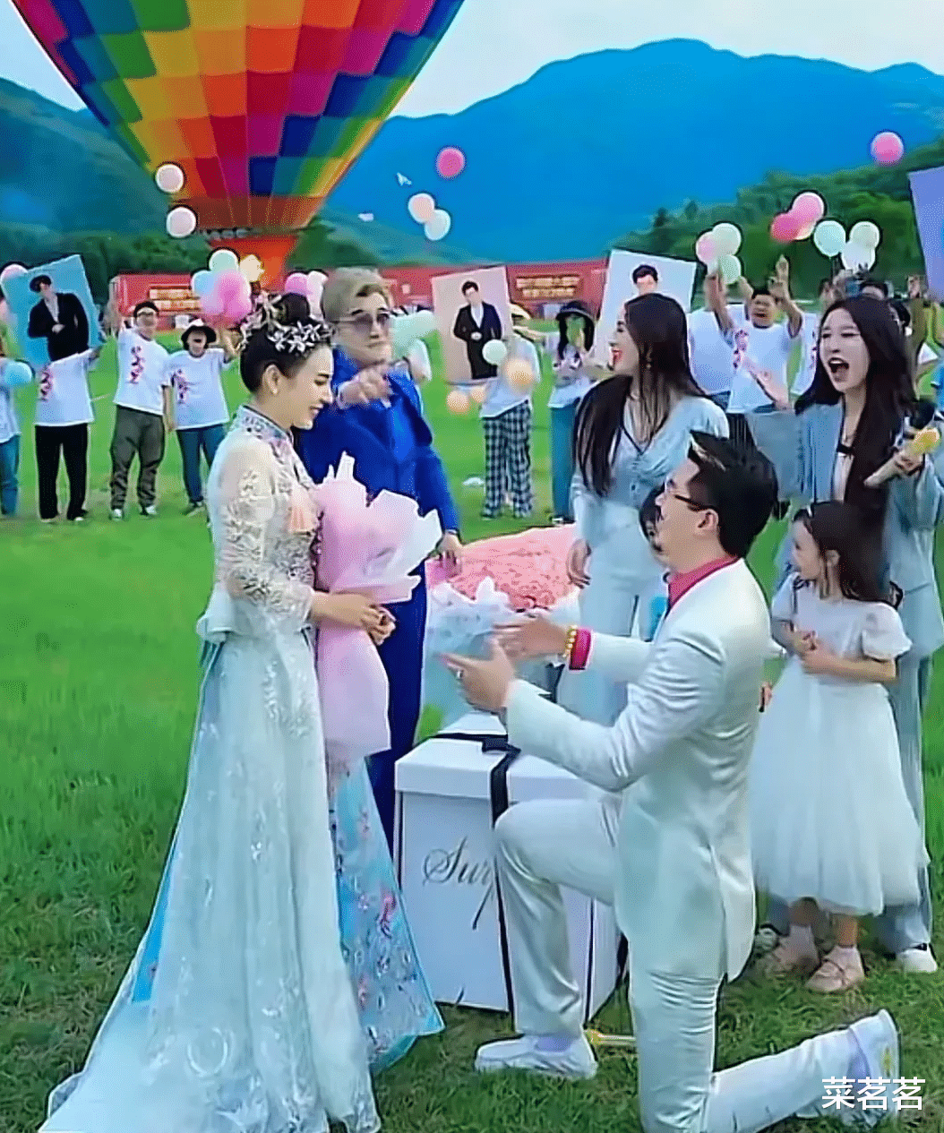 许绍洋|知名演员许绍洋,咋变成这样了?某网红夫妇的结婚纪念日上,变身服务员