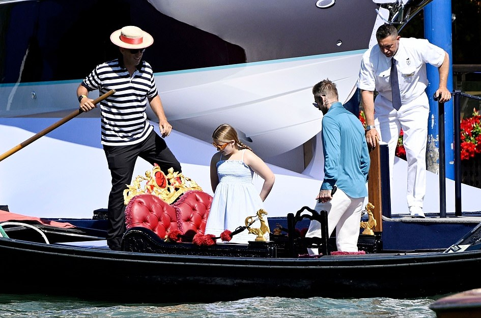 哈珀·贝克汉姆|11岁的贝小七，和贝克汉姆在游轮上，父亲搂着她的肩膀，亲她的脸蛋