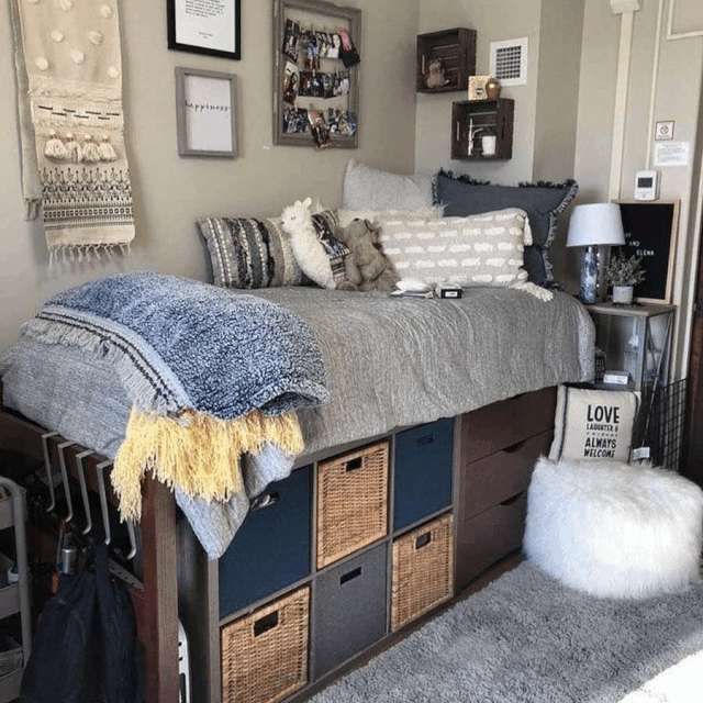 现在很多人喜欢把床底加高1m左右,多了个储物空间,又不占地方!