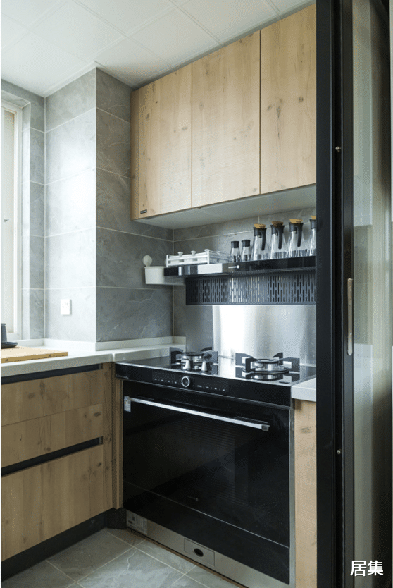 邻居看了他家的装修直呼后悔,简直太完美了,东西再多也不怕