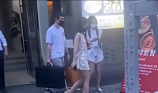 王思聪|王思聪再遇真爱？继王颖“幻想的爱情”后，甘愿为任慎婕拎包