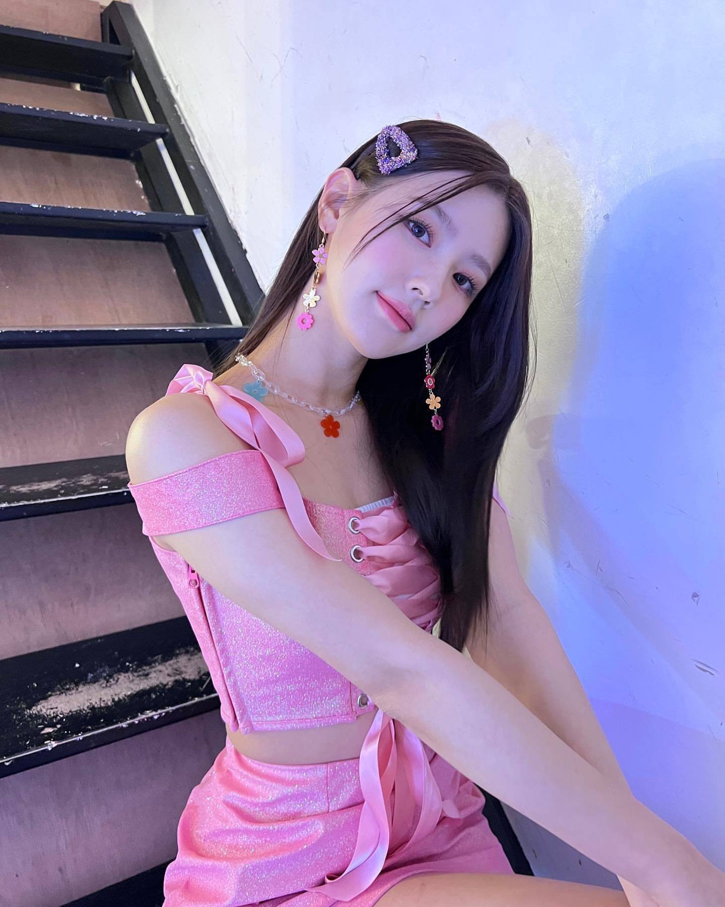 赵美延|(G)I-DLE赵美延，晒与宋雨琦合照，秀出白皙肌肤，展现可爱魅力