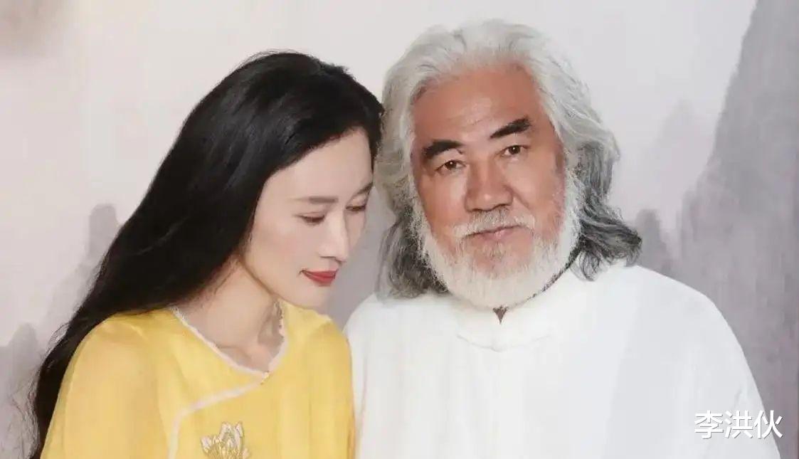 张纪中|张纪中扮侠士为娇妻庆生，只为满足妻子武侠梦，奢靡浪费遭人唾弃