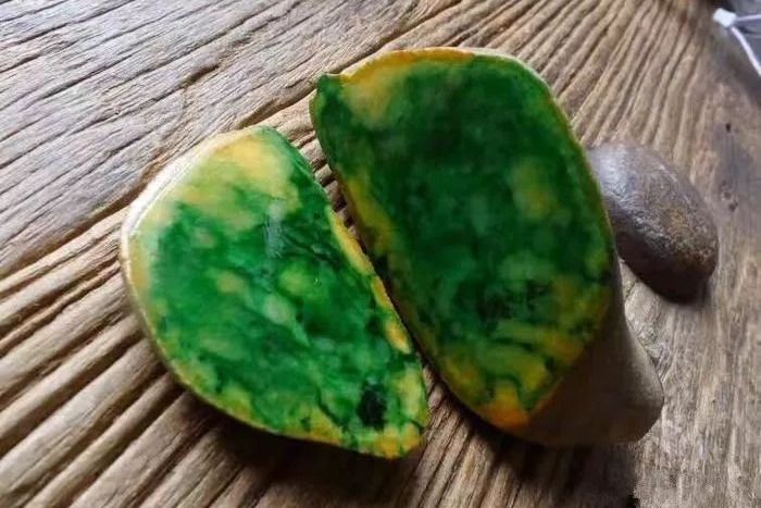 翡翠|小伙初玩翡翠赌石，一刀就切出黄夹绿翡翠，令大伙羡慕不已！