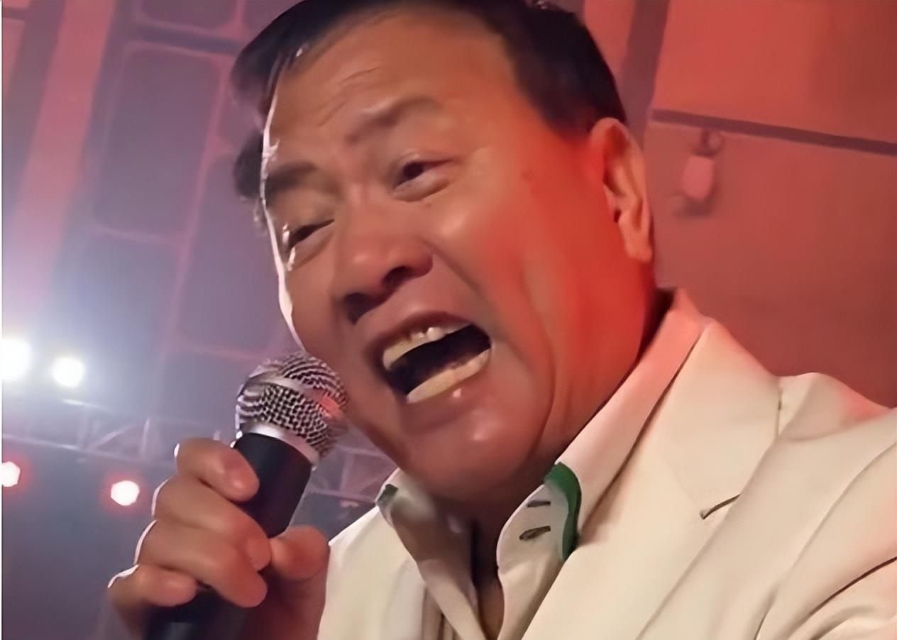 万梓良|64岁万梓良又曝丑闻!紧搂美女跳舞贴脖揩油,对方抗拒满脸嫌弃