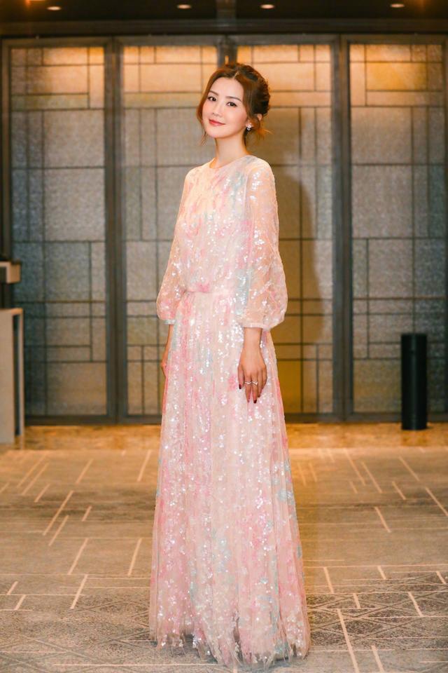 阿Sa|蔡卓妍人到中年依然美，穿星河流光裙甜美灵动，与出道时没差