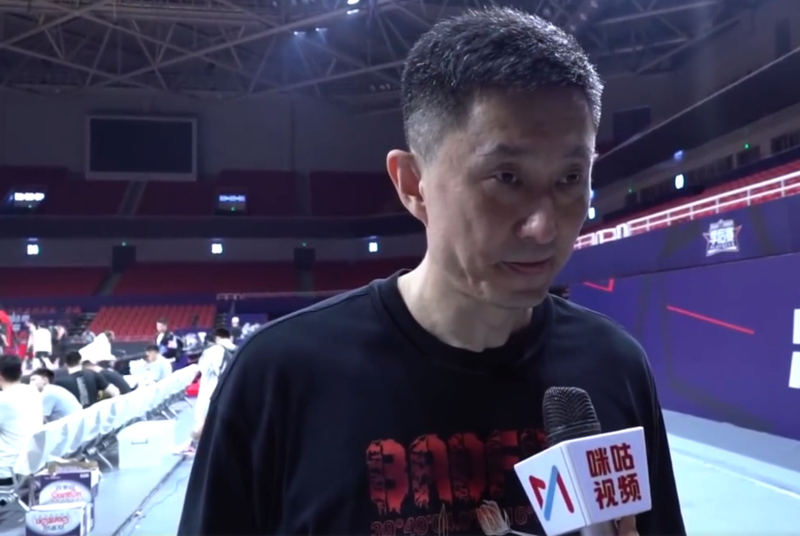 杨鸣|杜锋不按常规出牌，杨鸣熬出了黑眼圈，球迷建议考心理学博士