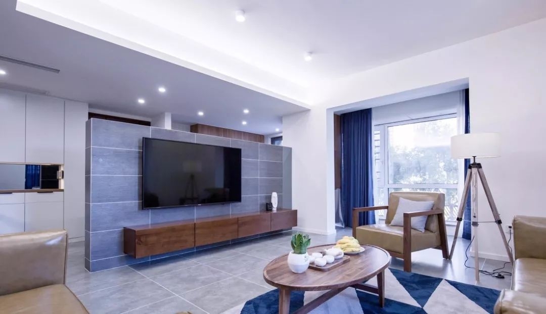 大白墙+不吊顶,头次见客厅把沙发半嵌入墙里,这设计我服!
