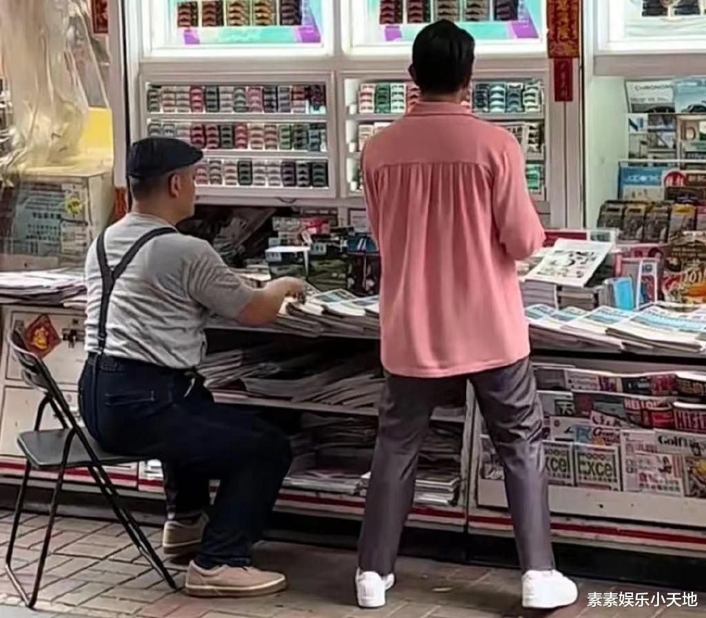 郭富城|郭富城街头跳舞被围观,56岁穿粉衫显年轻,笑着与民众合影