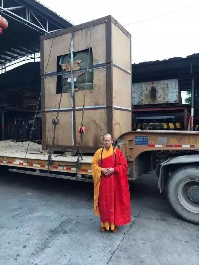 翡翠|土豪楼主请来镇楼之宝，里外包裹3层，全程保安押送，里面竟然是…