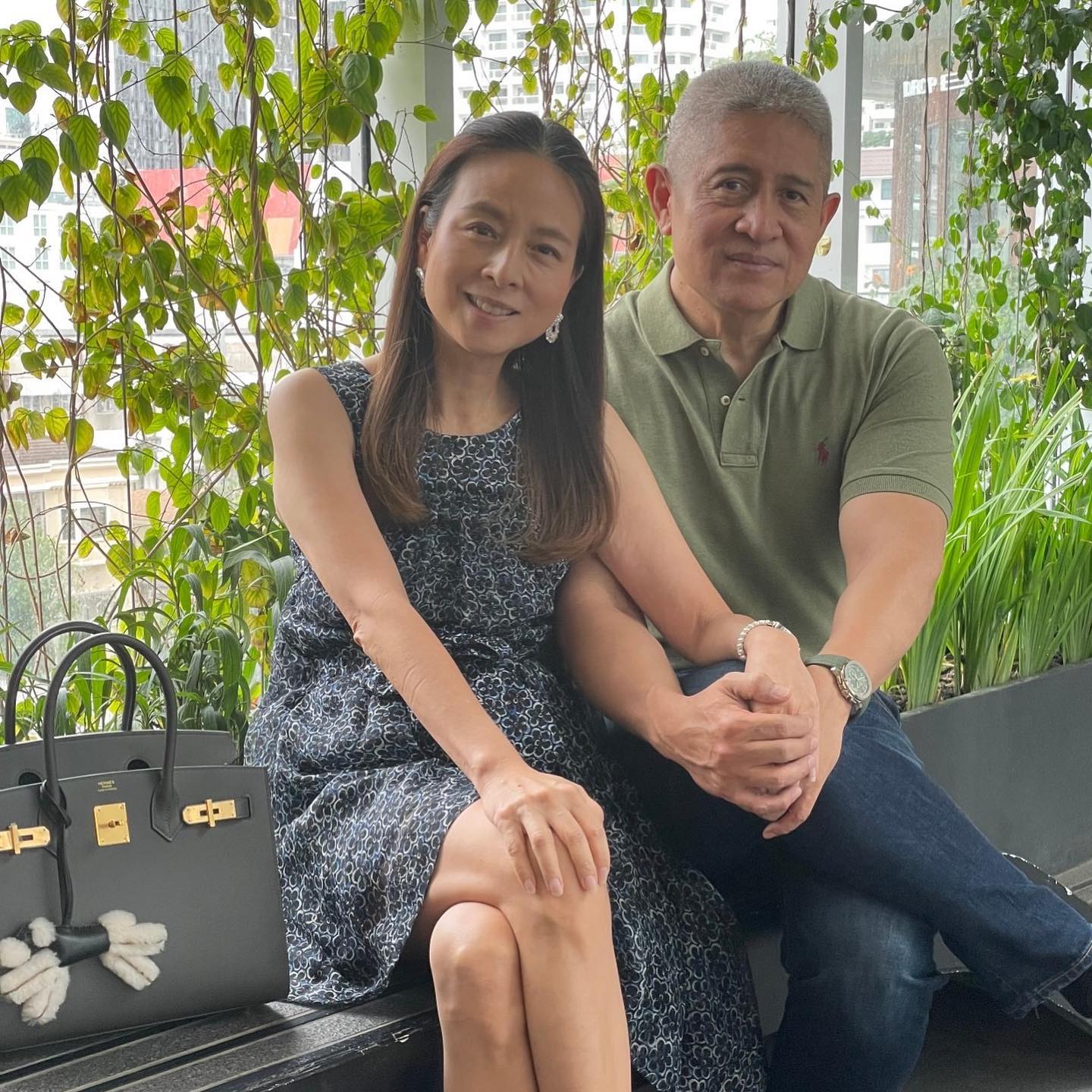 爱马仕|56岁富婆伍伦盼穿斜肩花朵裙闪耀晚宴！和帅气老公秀恩爱，好嫩啊