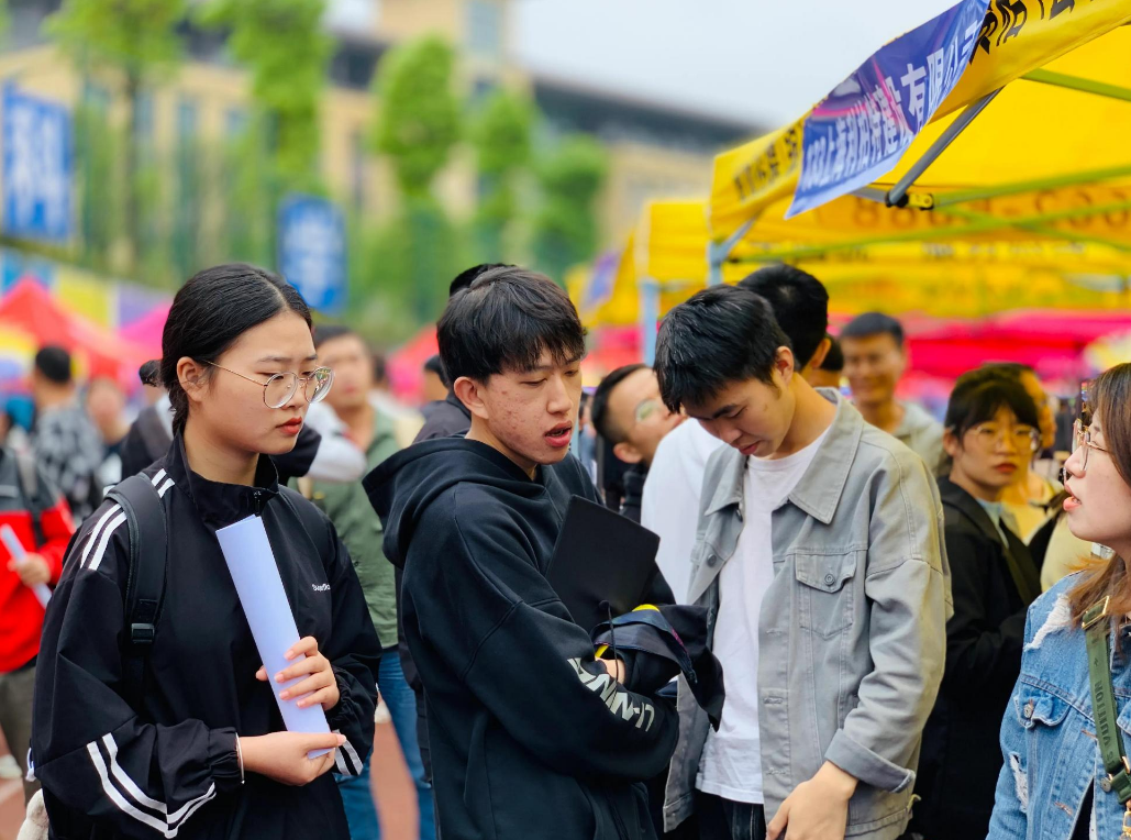 求职|女大学生毕业三年在家躺平，家长的态度从嘘寒问暖，变成催婚盼嫁