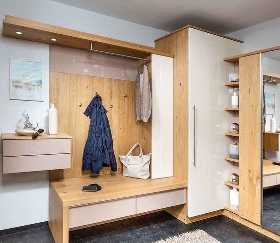 无玄关户型,贴着拐角墙装组合柜,原地多出衣帽间+换鞋凳,实用