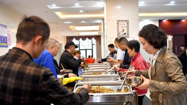 某公司员工餐走红，丰富程度不输机关单位，这下估计留得住人才了