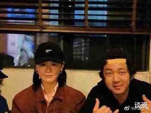 马思纯|马思纯张哲轩牵手散步,马思纯背影宽厚发福明显,疑在国外待产