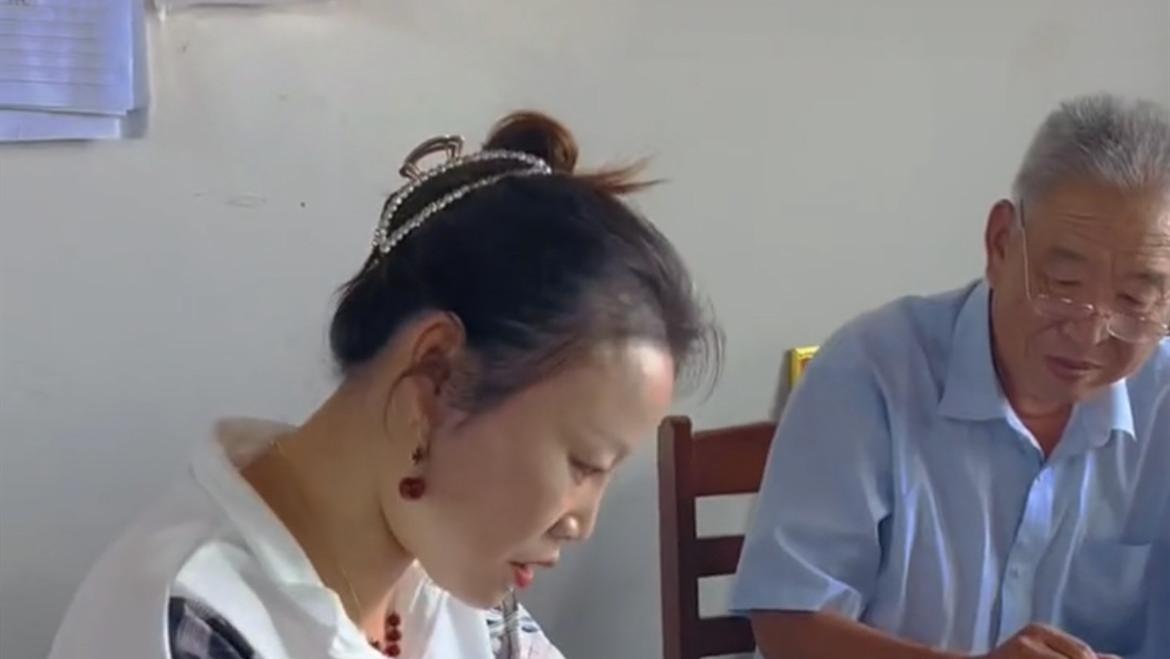 草帽姐回村豪发两万现金！每位5000元，还表示考上清华资助100万