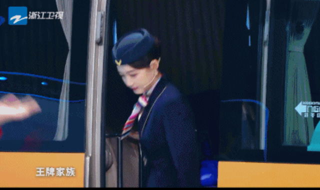 关晓彤|关晓彤尝试新造型,空姐装束,原来是在王牌对王牌节目