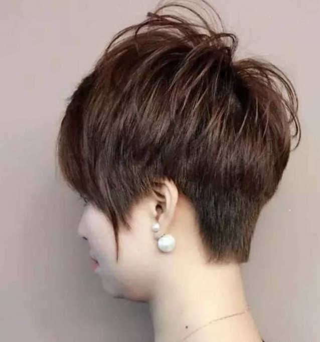 黑丝 脸大脖子短适合什么发型？9款时尚干练的短发，显脸小又显脖子长