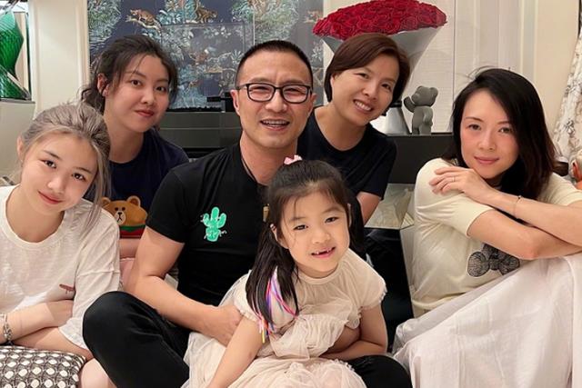 汪峰|汪峰携二女儿为章子怡买钻戒!秃顶头皮发亮,温柔抚摸女儿长发