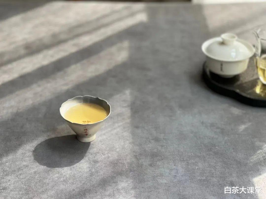 茶叶|闻干茶香要“摇一摇”,闻盖香要“趁热”,全是老茶客经验之谈