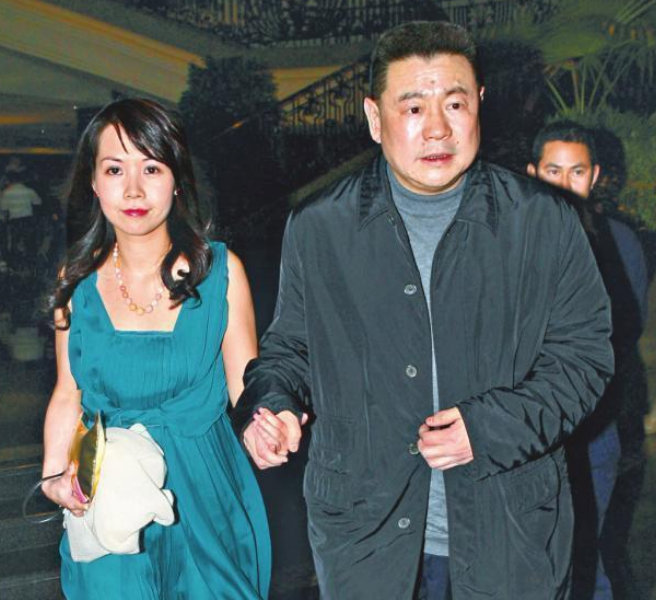 吕丽君|刘銮雄吕丽君分手8年还去逛街，而且失控怒骂路人